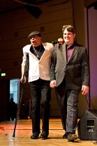 Al Jarreau Al Jarreau Bürgerlich: Alwyn Lopez Jarreau Bild: Mit Krücke - gestützt vom Dirigenten der HR Bigband