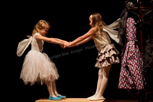 MixA_ 157 Zwei Elfen bachten die Glücksschuhe in dem gleichnamigen Musical der Akademie für Tonkunst. Foto: Dirk Zengel