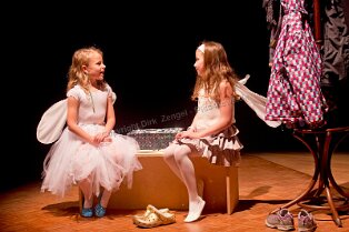 MixA_ 158 Zwei Elfen bachten die Glücksschuhe in dem gleichnamigen Musical der Akademie für Tonkunst. Foto: Dirk Zengel