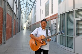 JVA_ 159 Diana Ezerex tritt in der JVA Weiterstadt am 21. August 2024 vor rund 70 Insassen auf. Bild: Künstlerin im Gang zu den Zellentrakten. 21082024...