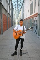 JVA_ 160 Diana Ezerex tritt in der JVA Weiterstadt am 21. August 2024 vor rund 70 Insassen auf. Bild: Künstlerin im Gang zu den Zellentrakten. 21082024...