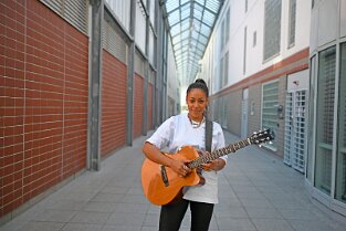 JVA_ 161 Diana Ezerex tritt in der JVA Weiterstadt am 21. August 2024 vor rund 70 Insassen auf. 21082024 Justizvollzugsanstalt Weiterstadt /Hessen.