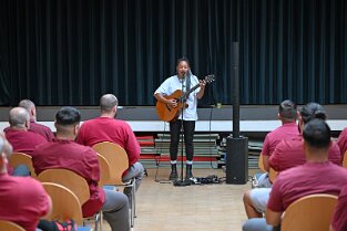 JVA_ 165 Diana Ezerex tritt in der JVA Weiterstadt am 21. August 2024 vor rund 70 Insassen auf. 21082024 Justizvollzugsanstalt Weiterstadt /Hessen.