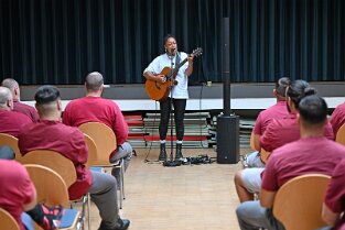 JVA_ 166 Diana Ezerex tritt in der JVA Weiterstadt am 21. August 2024 vor rund 70 Insassen auf. 21082024 Justizvollzugsanstalt Weiterstadt /Hessen.