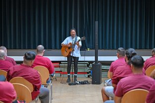 JVA_ 170 Diana Ezerex tritt in der JVA Weiterstadt am 21. August 2024 vor rund 70 Insassen auf. 21082024 Justizvollzugsanstalt Weiterstadt /Hessen.