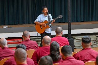 JVA_ 171 Diana Ezerex tritt in der JVA Weiterstadt am 21. August 2024 vor rund 70 Insassen auf. 21082024 Justizvollzugsanstalt Weiterstadt /Hessen.