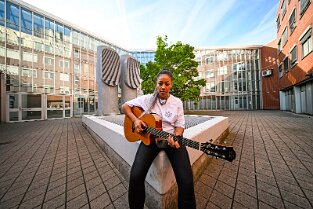 JVA_ 172 Diana Ezerex tritt in der JVA Weiterstadt am 21. August 2024 vor rund 70 Insassen auf. Bild: Innenhof der JVA. 21082024 Justizvollzugsanstalt Weiterstadt...