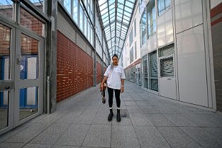 JVA_ 174 Diana Ezerex tritt in der JVA Weiterstadt am 21. August 2024 vor rund 70 Insassen auf. Bild: Künstlerin im Gang zu den Zellentrakten. 21082024...