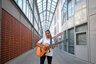 JVA_ 175 Diana Ezerex tritt in der JVA Weiterstadt am 21. August 2024 vor rund 70 Insassen auf. Bild: Künstlerin im Gang zu den Zellentrakten. 21082024...