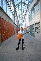 JVA_ 177 Diana Ezerex tritt in der JVA Weiterstadt am 21. August 2024 vor rund 70 Insassen auf. Bild: Künstlerin im Gang zu den Zellentrakten. 21082024...