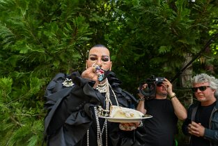 HG_ 204 Harald Glööckler feierte im Chateau Pompöös seine Geburtstagsfeier am 30.5.2022 in Kirchheim an der Weinstraße. Harald Glööckler versucht den Geburtstagskuchen.