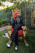 HG_ 243 Harald Glööckler feierte im Chateau Pompöös seine Geburtstagsfeier am 30.5.2022 in Kirchheim an der Weinstraße. Harald Glööckler auf dem Thron.