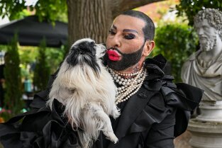 HG_ 251 Harald Glööckler feierte im Chateau Pompöös seine Geburtstagsfeier am 30.5.2022 in Kirchheim an der Weinstraße- Harald Glööckler mit Hund Billy King....