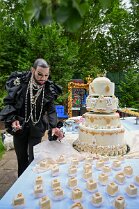 HG_ 257 Harald Glööckler feierte im Chateau Pompöös seine Geburtstagsfeier am 30.5.2022 in Kirchheim an der Weinstraße. Harald Glööckler an der Geburtstagstorte und...