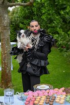 HG_ 261 Harald Glööckler feierte im Chateau Pompöös seine Geburtstagsfeier am 30.5.2022 in Kirchheim an der Weinstraße. Harald Glööckler mit Hund Billy King.