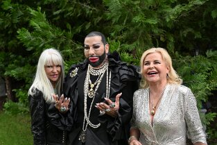 HG_ 275 Harald Glööckler feierte im Chateau Pompöös seine Geburtstagsfeier am 30.5.2022 in Kirchheim an der Weinstraße. Riat Schmidt, Harald Glööckler und Tessy...