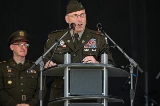 LB_ 157 Kommandeur der United States Army Wiesbaden Garrison, Col. David W. Mayfield eröffnet die Feierlichkeiten zu 75 Jahre Luftbrücke auf dem Flughafen Erbenheim...
