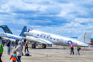 LB_ 160 Feierlichkeiten zu 75 Jahre Luftbrücke auf dem Flughafen Erbenheim (Clay Kaserne). Bild: Besucher mit begehbaren Flugzeugen im Hintergrund.