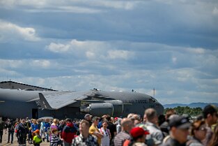 LB_ 165 Feierlichkeiten zu 75 Jahre Luftbrücke auf dem Flughafen Erbenheim (Clay Kaserne). Bild: Beuscher mit begehbaren Flugzeugen im Hintergrund.
