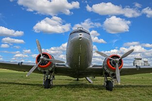 LB_ 181 Feierlichkeiten zu 75 Jahre Luftbrücke auf dem Flughafen Erbenheim (Clay Kaserne). Bild: Westernairlines Douglas DC-3 dahinter der neue Tower