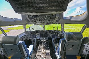 LB_ 186 Feierlichkeiten zu 75 Jahre Luftbrücke auf dem Flughafen Erbenheim (Clay Kaserne). Bild: Cockpit der 3 X „Thats All … Brother“ Douglas C-47-A Skytrain