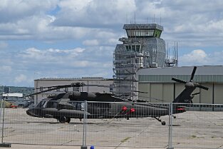 LB_ 190 Feierlichkeiten zu 75 Jahre Luftbrücke auf dem Flughafen Erbenheim (Clay Kaserne). Bild: Hubschrauber vor dem neugebauten Tower, welcher am Samstag eingeweiht...