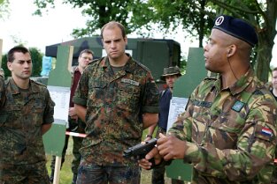 MKP Weitergabe nur für private Zwecke. Alle weitere Nutzung oder Veröffentlichung erfordert die schriftliche Genehmigung: Dirk Zengel DZ@one2serve.de Tel...