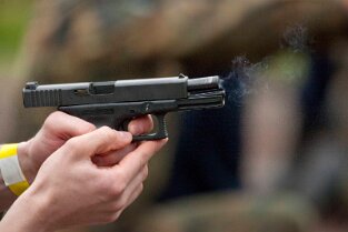 Impressionen MKP Impressionen MKP Monte Kali Pokalschießen Bild: Glock leergeschossen mit rauchendem Lauf