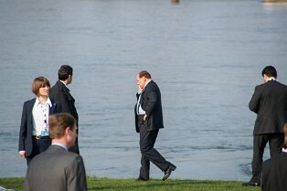 Impressionen Telefonierender Silvio Berlusconi