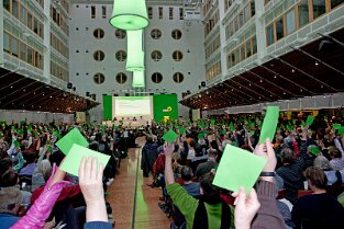 LMV in Frankfurt IMpressionen Abstimmung durch Handzeichen Landesmitgliederversammlung Bündnis 90 / Die Grünen Hessen
