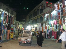 Stoffe und Kleider auf dem Basar in Kairo Stoffe und Kleider auf dem Basar in Kairo