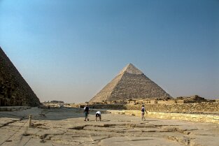 Zwischen den Pyramiden von Gizeh Zwischen den Pyramiden von Gizeh