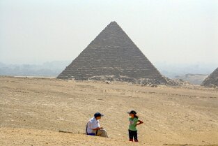 Touristen am Aussichtspunkt zu den Pyramiden Touristen am Aussichtspunkt zu den Pyramiden