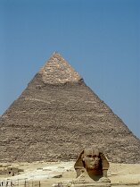 Sphinx Kopf mit Pyramide im Hintergrund Sphinx Kopf mit Pyramide im Hintergrund