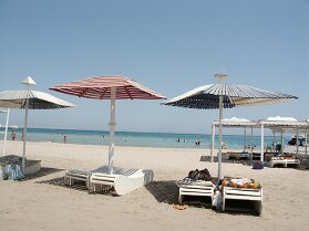 Sonnenschirme und Liegen Sonnenschirme und Liegen