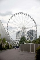 Vergnügungspark Liseberg in Göteborg Vergnügungspark Liseberg in Göteborg Bild: Ein Riesenrad, welches seinen Namen zu recht trägt steht oben auf dem Berg und gibt einen einzigartigen Blick über...
