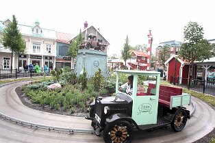 Vergnügungspark Liseberg in Göteborg Vergnügungspark Liseberg in Göteborg Bild: Bedächtlich mit einem alten Lieferwagen können die Kleinen ihre ersten Fahrstunden machen