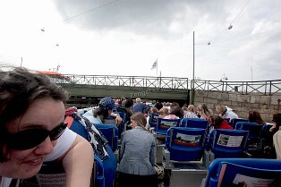 Paddan-Bootstour Impressionen der Stadt mit Paddan-Bootstour durch Göteborg Auch wenn der Kanal kurz vor dem Hafen breit ist, so ist die letzte Brücke sehr niedrig und man muss...