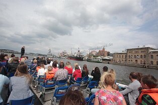 Paddan-Bootstour Impressionen der Stadt mit Paddan-Bootstour durch Göteborg Bild: Nach den Kanälen kommt die Fahrt im Hafen. Im Hintergrund Ausstellungsschiffe des Maritim...