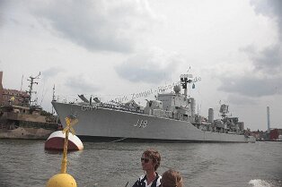 Paddan-Bootstour Impressionen der Stadt mit Paddan-Bootstour durch Göteborg Bild: Nach den Kanälen kommt die Fahrt im Hafen. Im Hintergrund Ausstellungsschiff HMS Smäland J19...