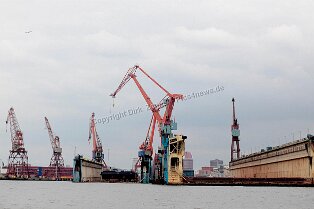 Paddan-Bootstour Impressionen der Stadt mit Paddan-Bootstour durch Göteborg und den Hafen Bild: Verladekräne und Trockendock im Hafen